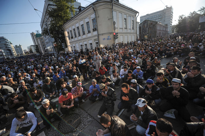 Moscow Muslims celebrate Eid Al-Fitr with morning prayers. (RIA Novosti/Vladimir Astapkovich)
