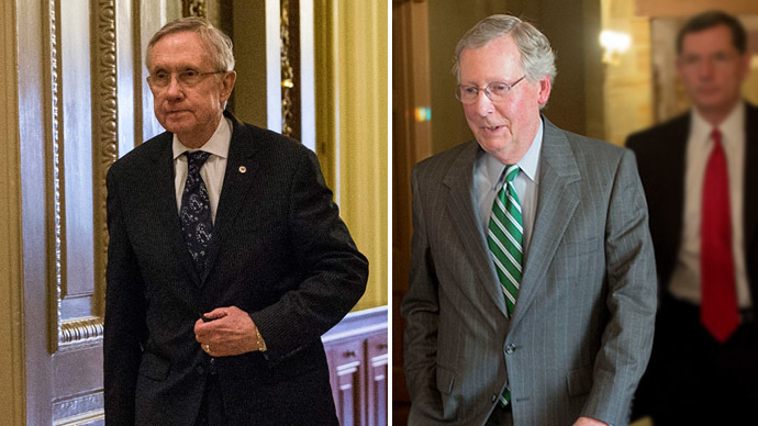 Senate Majority Leader Harry Reid (L) (D-NV) and US Senate Minority Leader Mitch McConnell (R), R-Kentucky on Capitol Hill in Washington, DC, October 14, 2013. (AFP Photo)