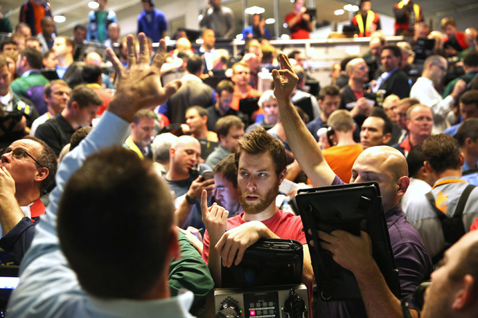 Traders signal offers in the Standard & Poor's 500 stock index options pit at the Chicago Board Options Exchange (CBOE) on October 16, 2013 in Chicago, Illinois (Scott Olson / Getty Images / AFP) 