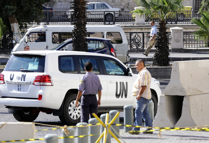 United Nations vehicles are seen leaving the hotel in Damascus (AFP Photo / Louai Beshara) 