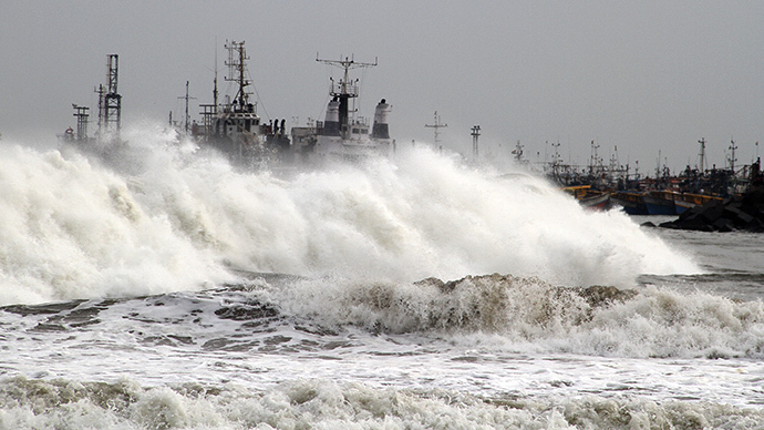 A big wave smashes into a breakwater at a fishing harbour in Jalaripeta in the Visakhapatnam district in the southern Indian state of Andhra Pradesh October 11, 2013. (Reuters)