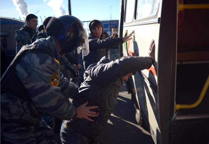 Police officers detain migrants during a raid at a vegetable warehouse in Zapadnoye Biryulyovo. (RIA Novosti/Grigoriy Sisoev)
