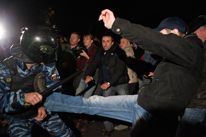 Demonstrators scuffle with police in the Biryulyovo district of Moscow October 13, 2013 (Reuters / Maxim Shemetov)