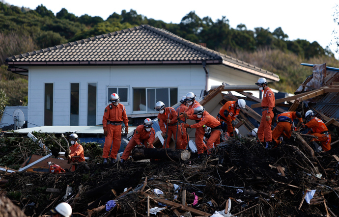 Rescue workers look for victims at a site that is damaged by a landslide caused by Typhoon Wipha in Izu Oshima island, south of Tokyo October 17, 2013 (Reuters / Yuya Shino)