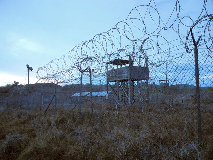 An abandoned camp and tower at the US Naval Base in Guantanamo Bay, Cuba on August 8, 2013. (AFP Photo)