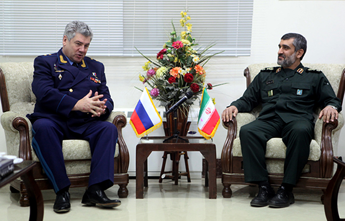 The head of the aerospace forces of the Iran's Revolutionary Guards, General Amir Ali Hajizadeh (R) and the head of the Russian Air Force, General viktor Bondarev (C) in Tehran on October 21, 2013 (AFP Photo)