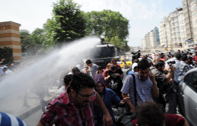 Demonstrators flee from a water cannon during clashes with riot police on May 31, 2013 during a protest against the demolition of Taksim Gezi Park, in Taksim Square in Istanbul (AFP Photo / Bulent Kilic)