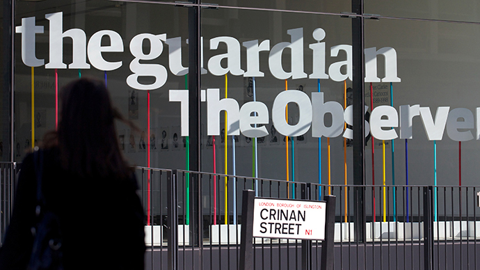 A woman walks past the offices of the Guardian newspaper in central London on August 20, 2013. (AFP Photo / Andrew Cowie)