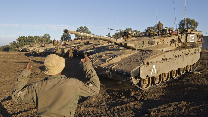 Israeli soldiers prepare their tanks during a military exercise near the northern border with Syria in the Israeli-annexed Golan Heights on October 02, 2013.(AFP Photo / Jack Guez)