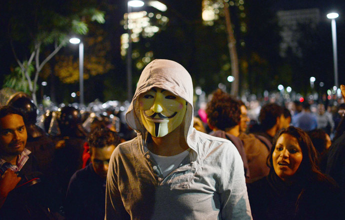A man wears Guy Fawkes mask taking part in a demonstration for the Guy Fawkes World Day in Mexico City on November 5, 2013 (AFP Photo/Yuri Cortez)