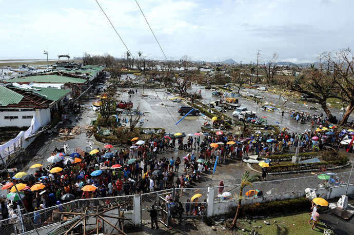 Typhoon survivors queue up to receive relief goods being distributed at the Tacloban airport in Tacloban, on the eastern island of Leyte on November 10, 2013 after Super Typhoon Haiyan swept over the Philippines. (AFP Photo / Ted Aljibe)