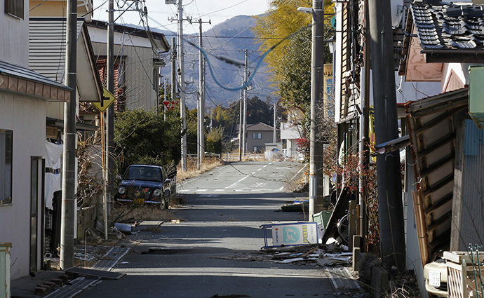 An empty street is seen in the abandoned town of Okuma, inside the 20-km (12-mile) radius around the tsunami-crippled Fukushima Daiichi nuclear power plant in Fukushima prefecture February 12, 2012. (Reuters / Kim Kyung Hoon)