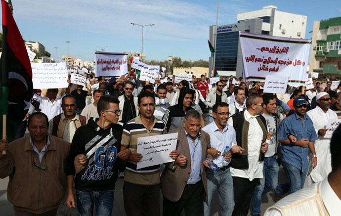 Libyan protesters gather during a demonstration calling on militiamen to vacate their headquarters in southern Tripoli on November 15, 2013. (AFP Photo / Mahmud Turkia)
