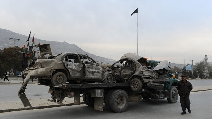 Afghan police move damaged vechiles from the site of a suicide attack in Kabul on November 16, 2013.(AFP Photo / Aref Karimi)