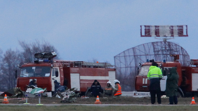 Investigators and Russian Emergencies Ministry members work at the site of a Tatarstan Airlines Boeing 737 crash at Kazan airport November 18, 2013 (Reuters / Maxim Shemetov)