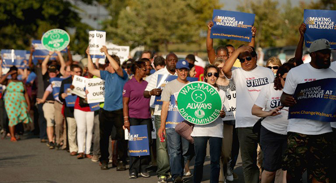 Hundreds of demonstrators march before blocking traffic in a major intersection outside a Walmart store during rush hour September 5, 2013 in Hyattsville, Maryland. (AFP Photo / Chip Somodevilla)