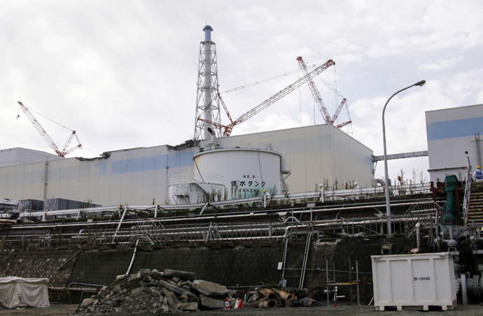 Workers wearing protective suits and masks are seen from coastal side, in front of the No. 3 reactor building at the tsunami-crippled TEPCO's Fukushima Daiichi nuclear power plant in Fukushima prefecture, November 7, 2013. (Reuters/Kimimasa Mayama)