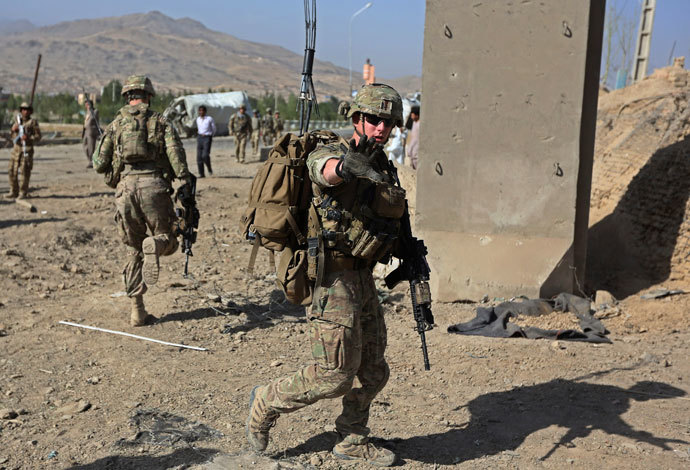 U.S. troops, part of the NATO-led International Security Assistance Force (ISAF), arrive at the site of a suicide attack in Maidan Shar, the capital of Wardak province, September 8, 2013. (Reuters / Omar Sobhani )