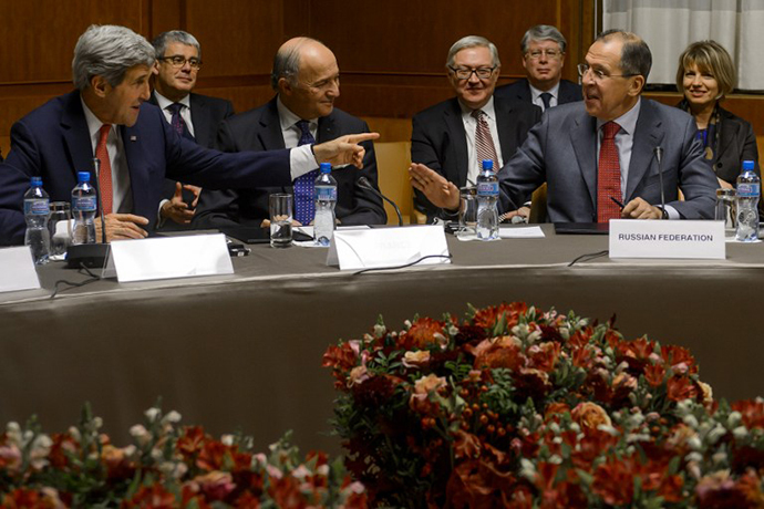 US Secretary of State John Kerry (L) reacts next to French Foreign Minister Laurent Fabius (C) and Russian Foreign Minister Sergei Lavrov during a plenary session on early November 24, 2013 in Geneva. (AFP Photo / Fabrice Coffrini)