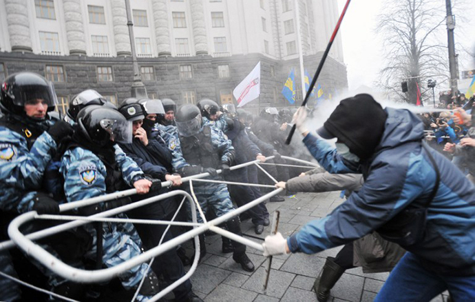 Protesters and riot police clash in front of the Cabinet of Ministers of Ukraine during a rally in Kiev on November 24, 2013. (AFP Photo / Genya Savilov)