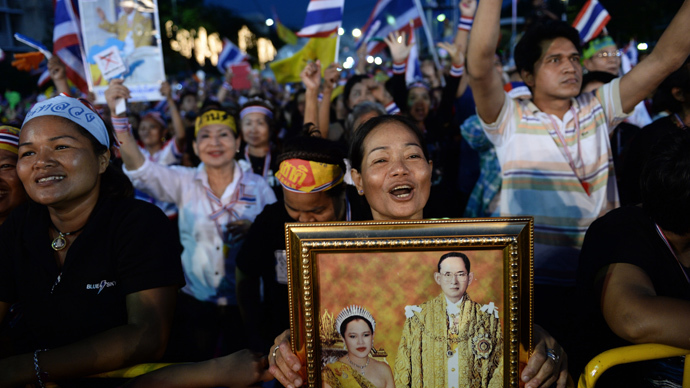 Anti-government protesters gather to demonstrate against the government-backed amnesty bill at the Democracy monument in central Bangkok November 24, 2013. (Reuters / Chaiwat Subprasom)
