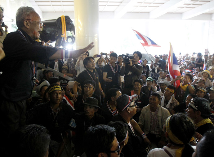Suthep Thaugsuban, former deputy Prime Minister and protest leader, speaks to his supporters inside Thailand's Finance Ministry during a rally in central Bangkok November 25, 2013. (Reuters/Chaiwat Subprasom)