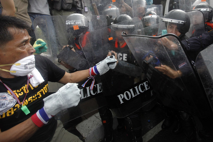 An anti-government protester fights with the police at the barricade near the Government house in Bangkok November 25, 2013.(Reuters/Kerek Wongsa)