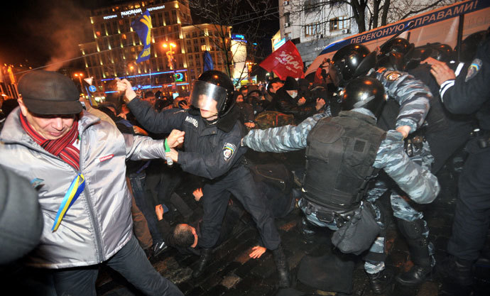 Activists clash on November 25, 2013 with riot police on the Square of Europe during a protest in Kiev. (AFP Photo / Genia Savilov)