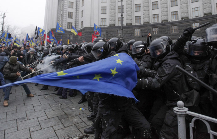 Protesters clash with riot police during a rally to support EU integration in front of the Ukrainian cabinet of ministers building in Kiev November 24, 2013. (Reuters/Konstantin Chernichkin)