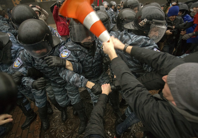 A protester clashes with riot police during a rally supporting EU integration in front of the Ukrainian cabinet of ministers building in Kiev November 25, 2013. (Reuters/Dmytro Larin)