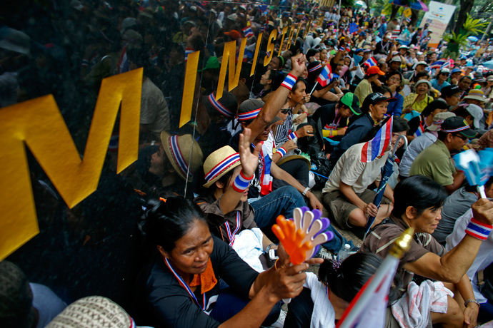 Anti-government protesters gather outside Thailand's Labour Ministry in Bangkok November 27, 2013 (Reuters / Athit Perawongmetha)