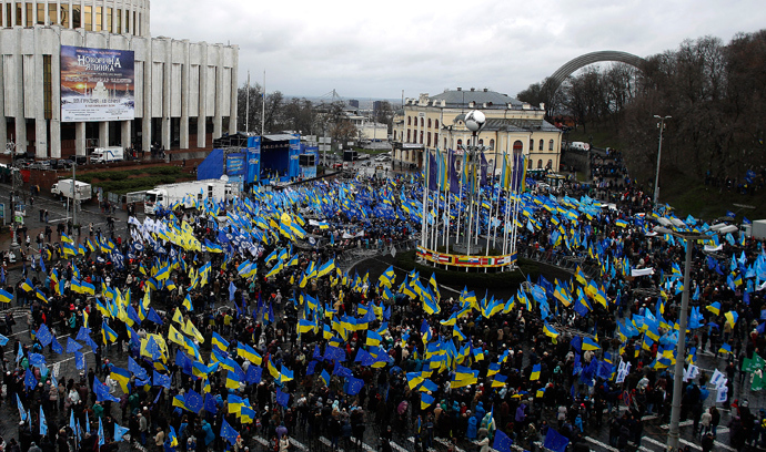 Supporters of Ukrainian President Viktor Yanukovich and the Party of the Regions participate in a demonstration at European Square in central Kiev November 29, 2013 (Reuters / Stoyan Nenov)