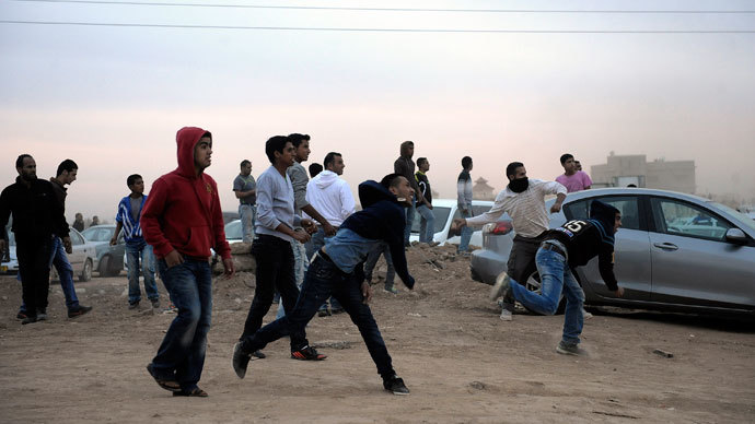 Bedouin demonstrators clash with Israeli security during a protest against the Prawer plan in the southern village of Hura on November 30, 2013. (AFP Photo / David Buimovitch)