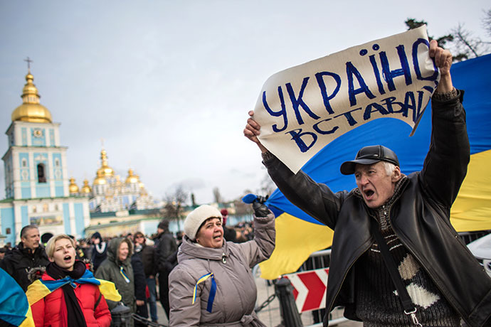 Participants of a rally in support of Ukraine's European integration gathered at Mikhaylovskaya Square in Kiev on November 30, 2013 (RIA Novosti / Andrey Stenin)