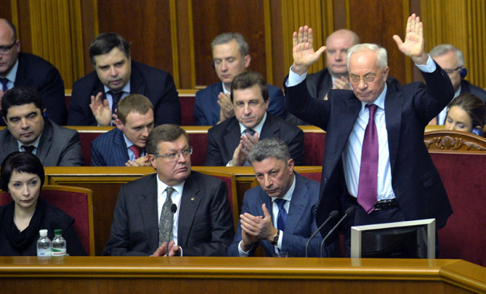 Ukraine's Prime Miister Mykola Azarov greets deputies of the majority after a vote for his resignation at the parliament in Kiev on December 3, 2013. (AFP Photo/Sergei Supinsky)