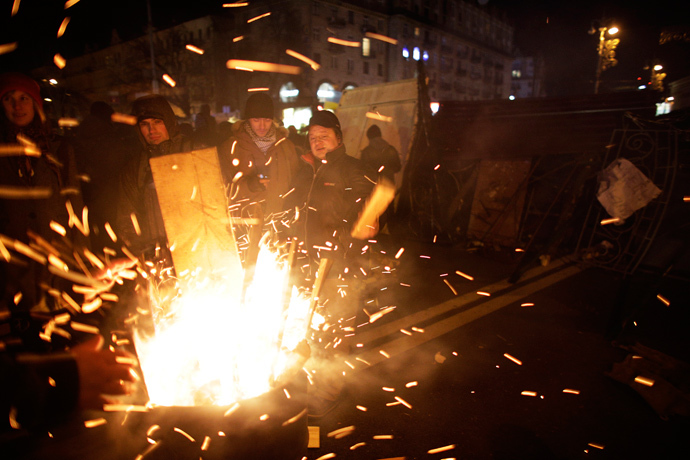 Protesters supporting EU integration warm themselves around fire near a barricade at Independence Square in Kiev December 3, 2013. (Reuters / Stoyan Nenov)