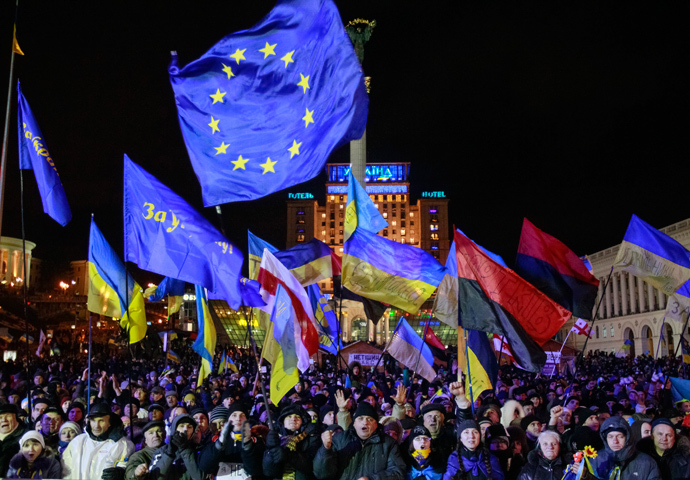 People supporting EU integration attend a rally in Kiev, December 2, 2013. (Reuters / Gleb Garanich)