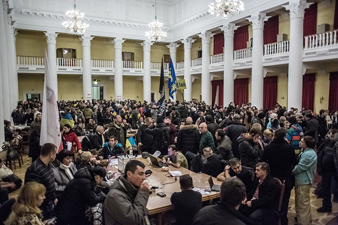 Participants in a rally in support of Ukraine's integration with the EU, in Kiev's city hall occupied by protesters on December 1, 2013. (RIA Novosti / Andrey Stenin)