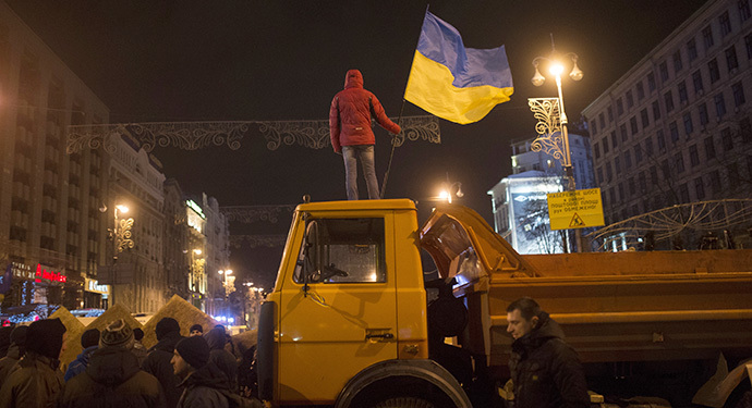 Participants in a rally in support of Ukraine's integration with the EU, spend a night at the barricades on Kiev's Independence Square on December 2, 2013. (RIA Novosti / Iliya Pitalev)