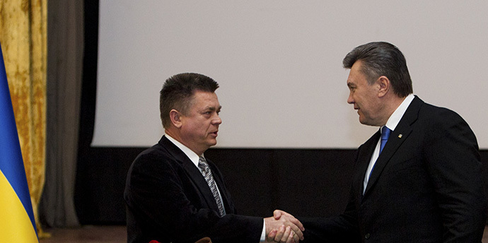 (FILES) Ukrainian President Viktor Yanukovich meets with Defence Minister Pavlo Lebedev in Kiev (Reuters)