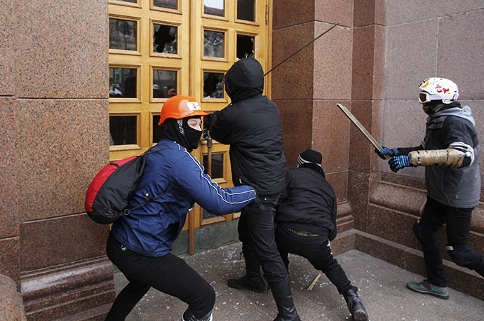 Unidentified men break the door of the Kiev City State Administration (Kiev City Council) building during a rally held by supporters of EU integration in Kiev, December 1, 2013. (Reuters / Valentyn Ogirenko)