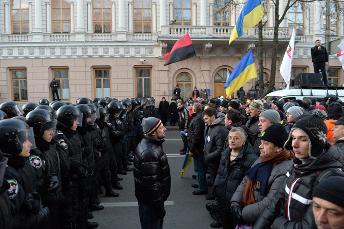 Protesters stand in front of riot policemen in front of the Ukrainian parliament in Kiev prior to the parliament session on December 3, 2013. (AFP Photo/Sergei Supinsky)
