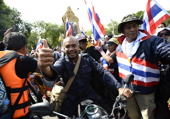 Thai riot police smile as they are cheered by anti-government protesters after demonstrations are called off outside Government House in Bangkok December 3, 2013. (Reuters/Dylan Martinez)