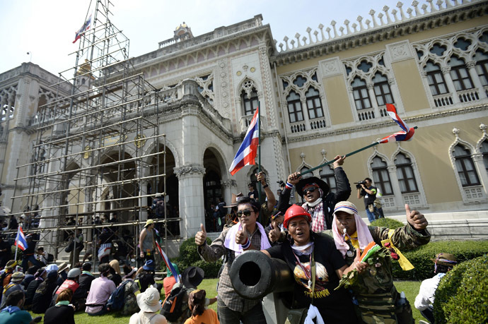 Anti-government protesters celebrate inside the grounds of Government House after demonstrations we called off in Bangkok December 3, 2013. (Reuters/Dylan Martinez)
