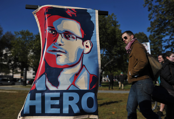 A portrait of Edward Snowden declaring him a "hero" is seen during a protest against government surveillance in Washington, DC (AFP Photo / Mandel Ngan)