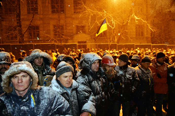 Pro-EU protesters face riot police in front of the government headquarters in Kiev on December 9, 2013 (AFP Photo / Sergey Supinsky)
