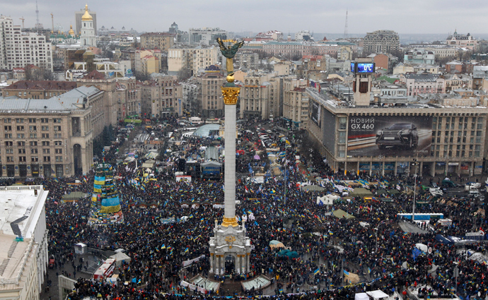 An aerial view shows Maidan Nezalezhnosti or Independence Square crowded by supporters of EU integration during a rally in central Kiev, December 8, 2013 (Reuters / Vasily Fedosenko)