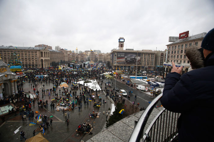 A couple looks on as protesters gather at Independence Square in Kiev December 7, 2013. (Reuters / Stoyan Nenov)