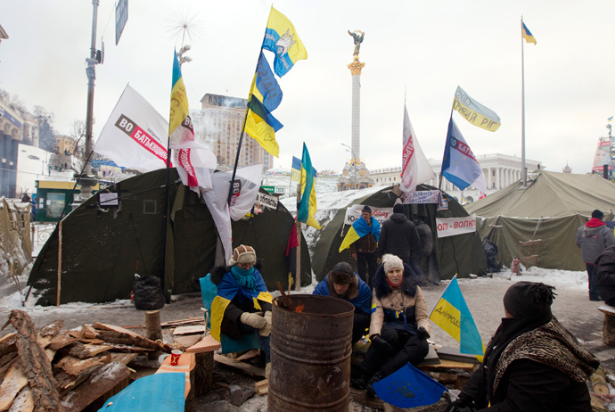 Pro-European integration protestors warm themselves at a fire made in a steel plated drum at Independence square in Kiev, December 10, 2013. (Reuters / Vasily Fedosenko)