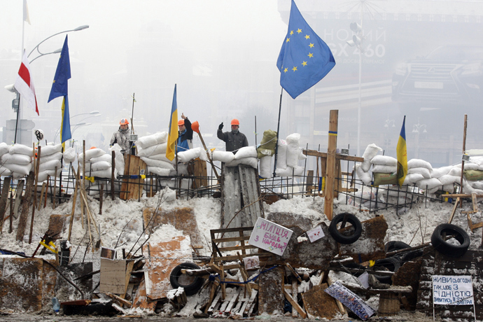 Protesters stand guard on a barricade in the centre of Kiev on December 12, 2013. (AFP Photo / Yury Kirnichny) 